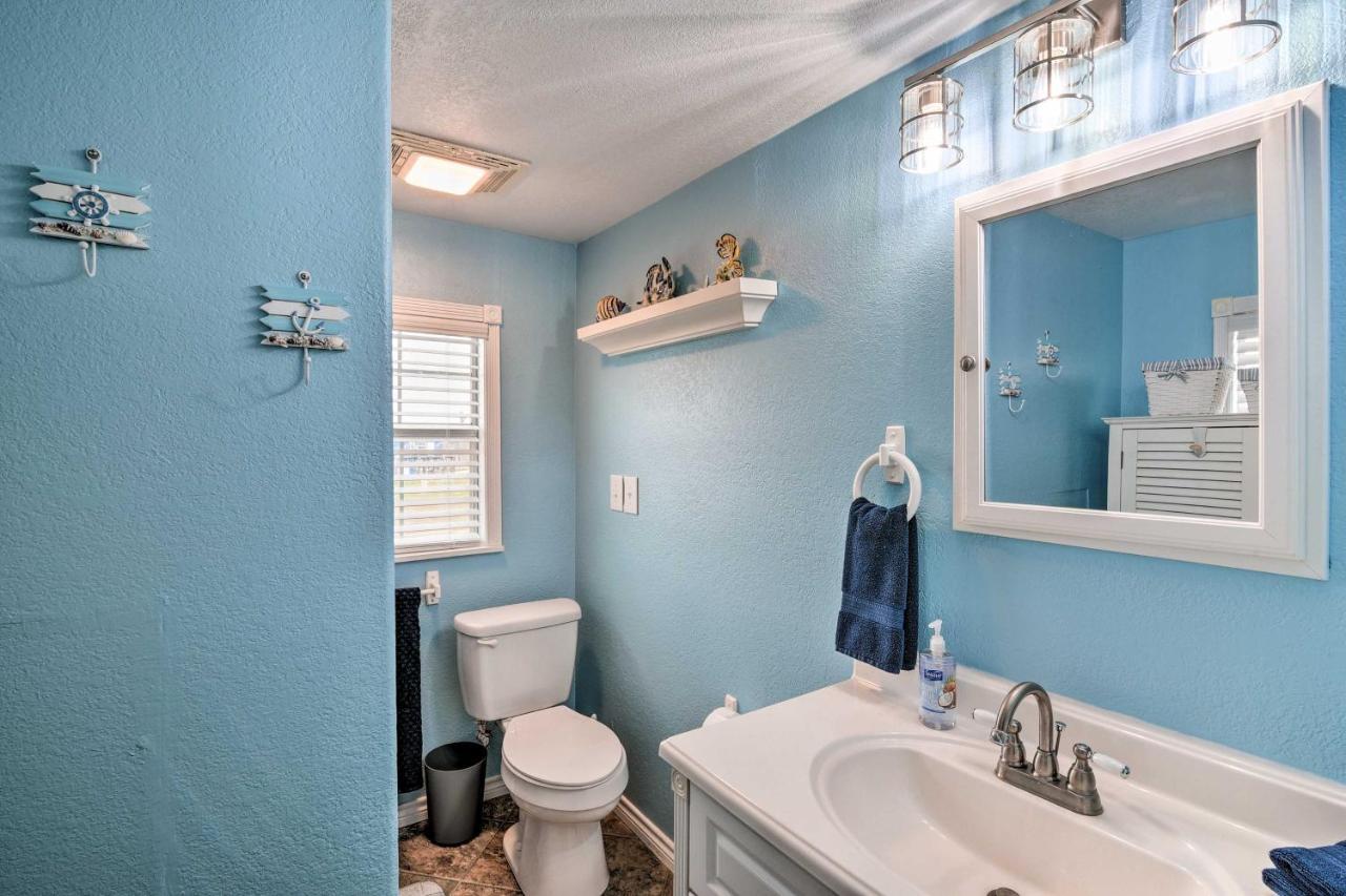 Surfside Beach Gem With Deck - 1 Block To Shore! فريبورت المظهر الخارجي الصورة
