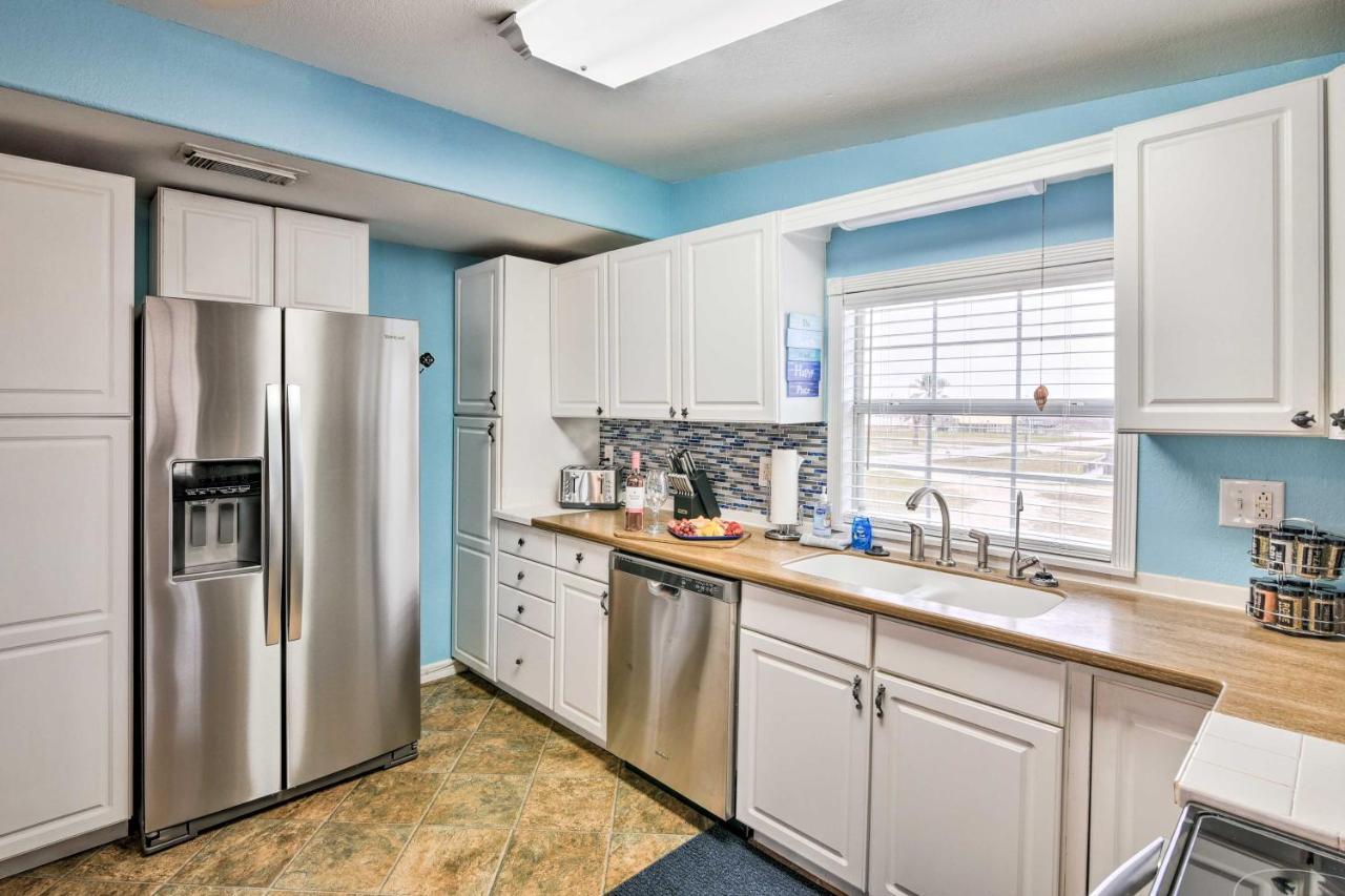 Surfside Beach Gem With Deck - 1 Block To Shore! فريبورت المظهر الخارجي الصورة