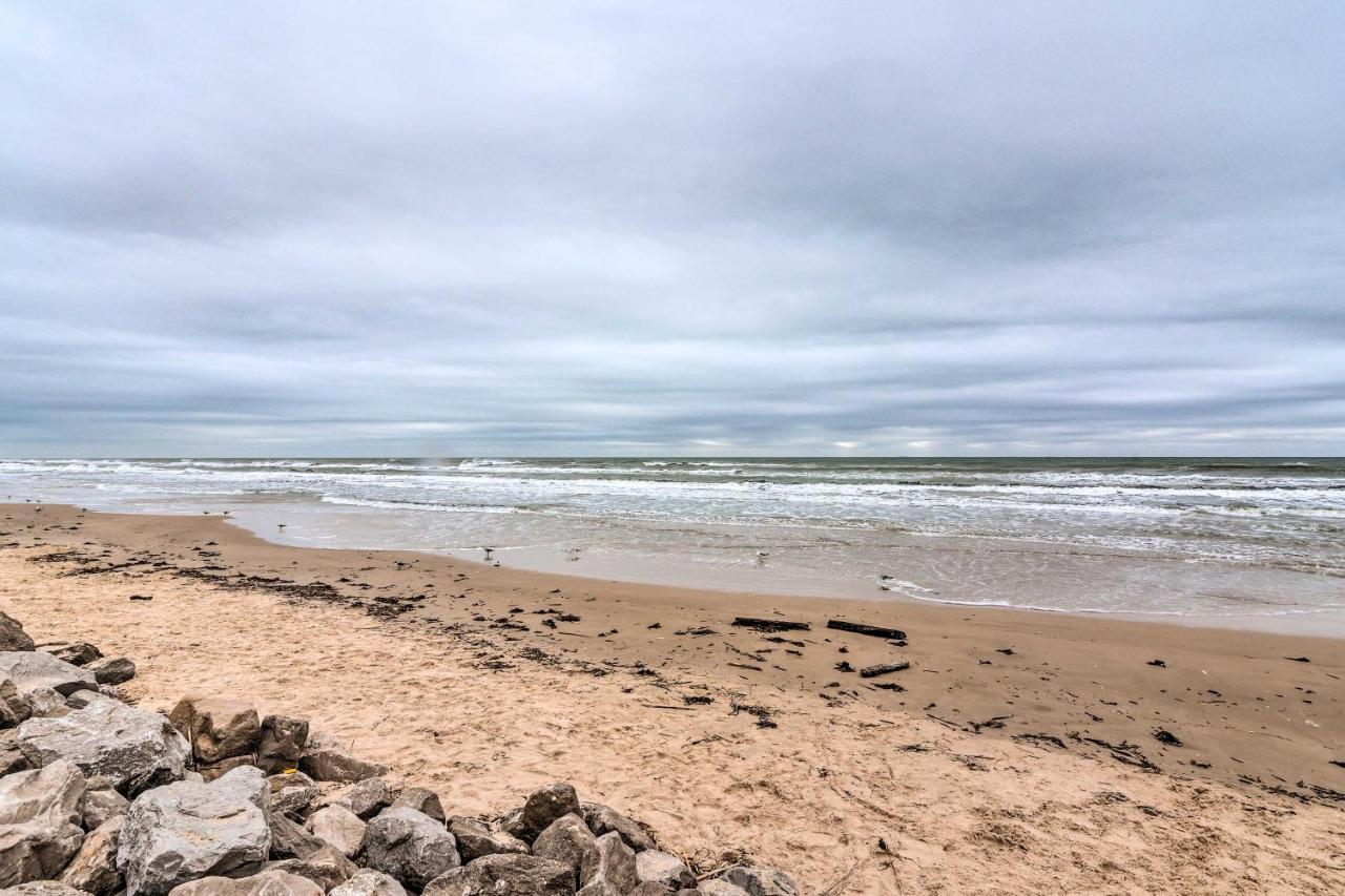 Surfside Beach Gem With Deck - 1 Block To Shore! فريبورت المظهر الخارجي الصورة