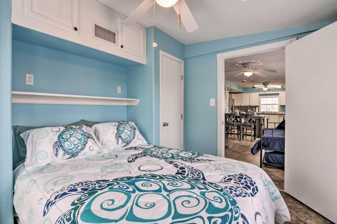 Surfside Beach Gem With Deck - 1 Block To Shore! فريبورت المظهر الخارجي الصورة